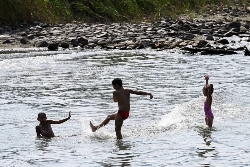 Imagem ilustrativa da imagem BRINCAR EM RIOS, LAGOS OU NO MAR NA INFÂNCIA PODE MELHORAR SAÚDE MENTAL