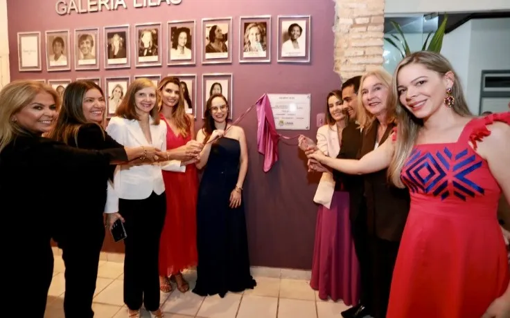Imagem ilustrativa da imagem CÂMARA DE MACEIÓ CRIA GALERIA LILÁS PARA HOMENAGEAR MULHERES DO PARLAMENTO
ASSESSORIA
Galeria Lilás homenageia mulheres parlamentares de todas as legislaturas na Câmara de Maceió
JOBISON BARROS
REPÓRTER
A Câmara Municipal de Maceió instalou, nessa quarta-feira (31), a ‘Galeria Lilás’, espaço reservado no prédio do Legislativo para fixação de mural contendo fotografias de mulheres parlamentares de todas as legislaturas.
Atendendo a uma proposição do vereador Delegado Fabio Costa, o Parlamento do