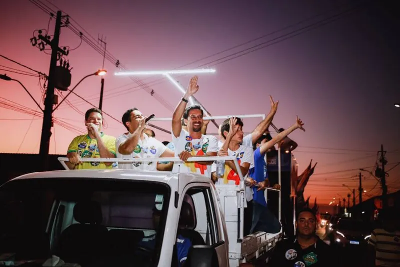 Imagem ilustrativa da imagem CARAVANA DE CUNHA VISITA BAIRROS DA PARTE ALTA DE MACEIÓ
CRÉDITO
Cunha e o prefeito JHC percorreram conjuntos na parte alta de Maceió ontem
DA REDAÇÃO
COM ASSESSORIA
Candidato a governador pela coligação Alagoas Merece Mais, Rodrigo Cunha (União Brasil), começou o dia de ontem dedicado a gravações para o programa eleitoral, realizadas em diferentes pontos da capital do Estado. Nas redes sociais, ele comemorou os 200 anos da Independência do Brasil, reforçando os compromissos com a liberdade, a s