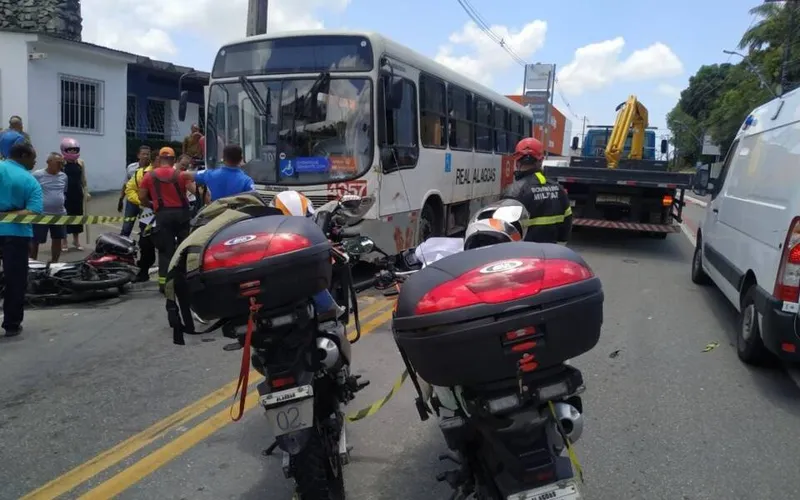 As vítimas foram esmagadas no ônibus parado no semáforo pelo caminhão guindaste