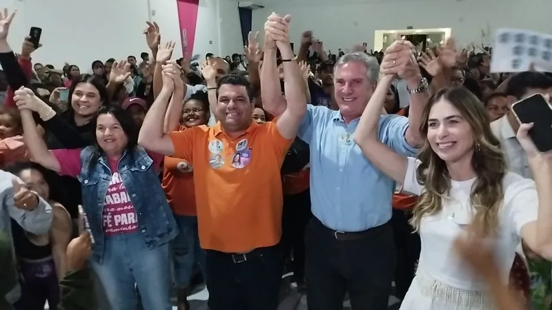 Imagem ilustrativa da imagem COLLOR FIRMA COMPROMISSO PELO DESENVOLVIMENTO SOCIAL
ASSESSORIA
Collor participou ontem de evento com mais de mil pessoas em Arapiraca
DA REDAÇÃO
COM ASSESSORIA
Em evento com mais de mil pessoas em Arapiraca ontem, o senador Collor (PTB), candidato ao governo de Alagoas, firmou compromisso pelo desenvolvimento social e forte investimento no saneamento. Promovido pelo vereador e presidente da Câmara Municipal, Thiago ML(PROS), o encontro contou com a participação deputada Fátima Canuto(MDB), além