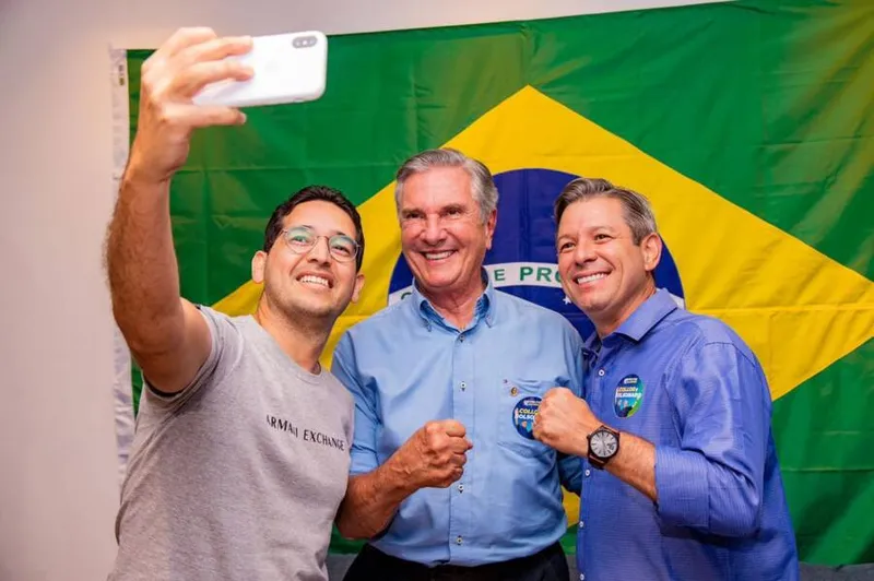 Imagem ilustrativa da imagem COLLOR GARANTE REVOLUÇÃO NA EDUCAÇÃO DE ALAGOAS
ASSESSORIA
Collor disse que pretende investir na educação para jovens e mudar realidade no Estado
DA REDAÇÃO
COM ASSESSORIA
O senador Collor (PTB), candidato ao governo de Alagoas, concedeu entrevistas, ontem, a TV Pajuçara e também a Rádio Nova Farol FM, de Palmeira dos Índios. Ele falou sobre plano de governo e enfatizou sua prioridade: investir na educação. Collor garantiu que fará uma revolução nesta área no estado em grande cruzada contra o an