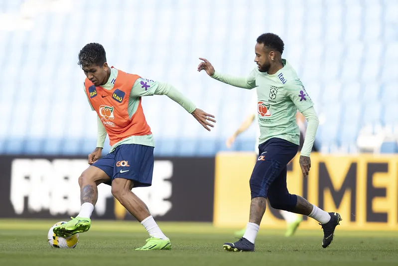 Firmino e Neymar durante treinamento da Seleção Brasileira para o amistoso contra Gana, nesta sexta-feira (23)