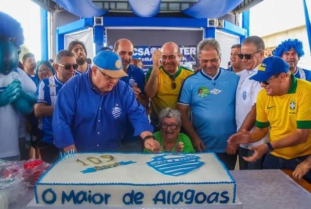 Com bolo temático, membros e adeptos do Azulão do Mutange comemoram aniversário