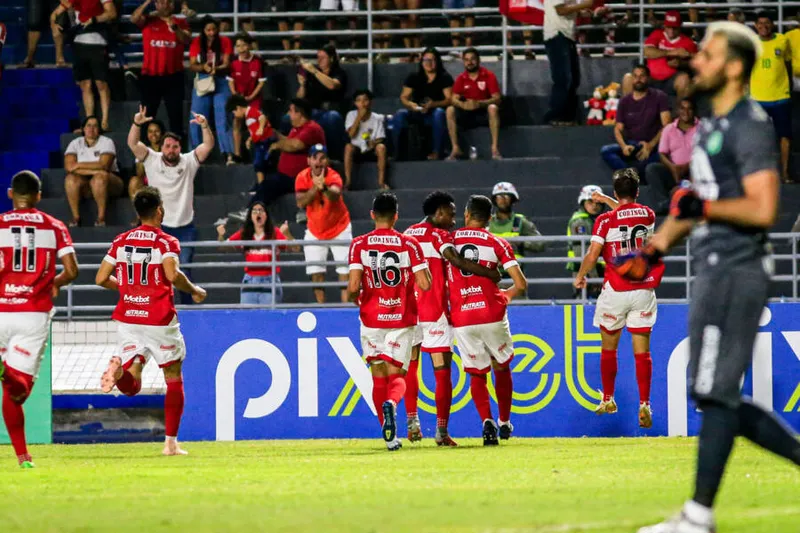 Momento da comemoração do primeiro gol do CRB, de Anselmo Ramon, sobre a Chape