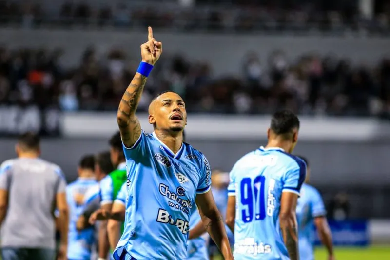 Em grande atuação do atacante Lucas Barcelos, Azulão venceu o Vasco e deu um passo rumo à permanência