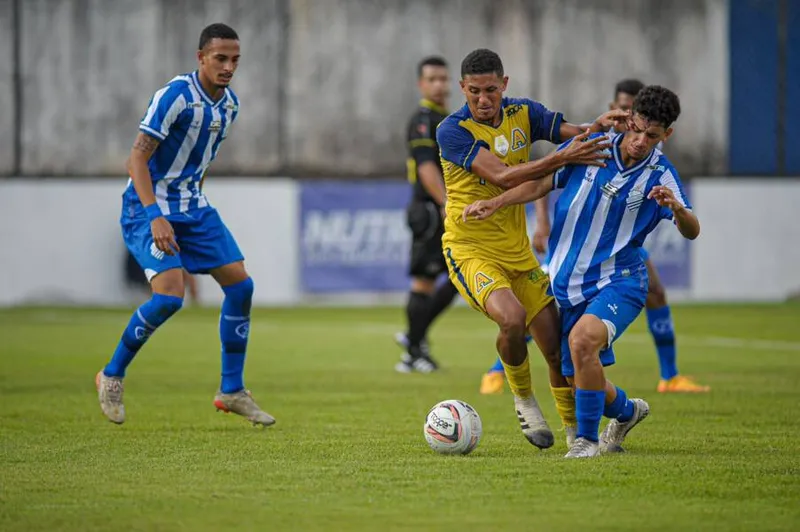Momento do jogo entre CSA e Aliança, no Nelsão, quando o Azulão venceu por 3 a 1, nesse domingo (9)