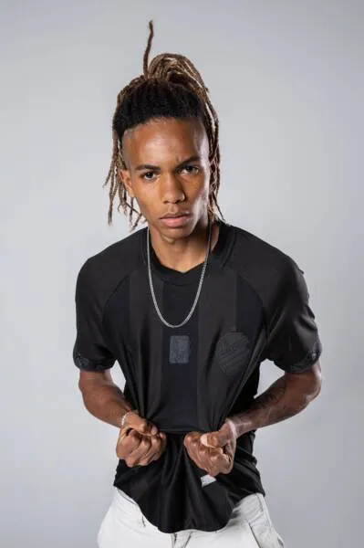 Contra o racismo: a nova camisa do Azulão, completamente na cor preta, conscientiza o combate à discriminação