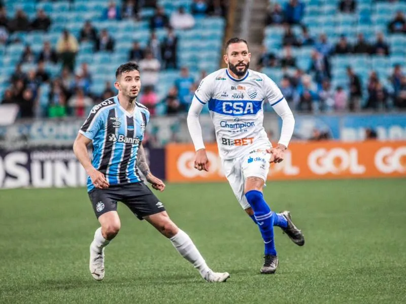 Com apenas três titulares em campo, Azulão foi presa fácil para o Tricolor, na Arena do Grêmio, em Porto Alegre