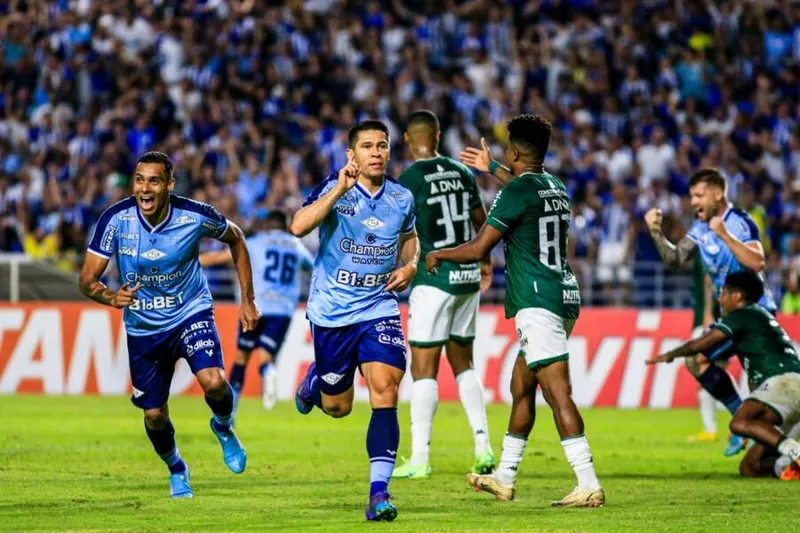 Até o momento, Osvaldo (à frente) vem suprindo a ausência do atacante Lucas Barcelos