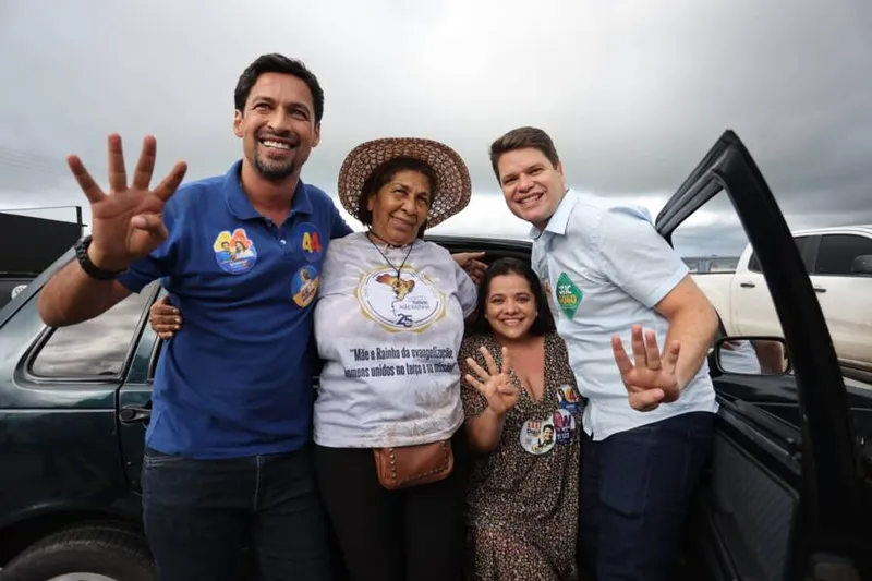 Imagem ilustrativa da imagem CUNHA ANUNCIA PROGRAMA PARA NEGOCIAÇÃO DE DÍVIDAS
ASSESSORIA
O candidato Rodrigo Cunha fez campanha em municípios do Sertão na sexta-feira 
DA REDAÇÃO
COM ASSESSORIA
Apenas em Maceió, capital do estado, mais de 70% das famílias estão endividadas, segundo dados da Pesquisa de Endividamento e Inadimplência do Consumidor (Peic), realizada pela Fecomércio e divulgada no final de agosto. O estudo mostrou, ainda, que pelo menos 26% delas estão em situação de inadimplência. Para recuperar o crédito des