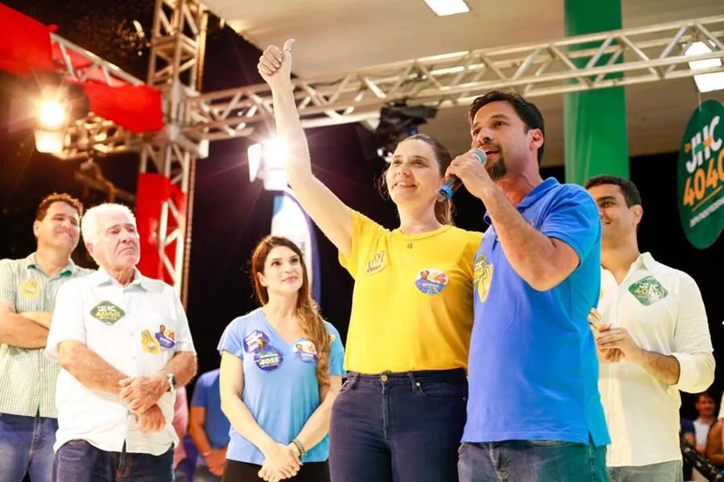 Imagem ilustrativa da imagem CUNHA DEFENDE INVESTIMENTOS NA ATENÇÃO BÁSICA À SAÚDE
ASSESSORIA
Rodrigo Cunha e Jó Pereira gravaram material para o guia eleitoral 
DA REDAÇÃO
COM ASSESSORIA
O candidato ao governo da coligação Alagoas Merece Mais, Rodrigo Cunha (União), começou o dia de ontem preparando material de propaganda do horário eleitoral. Ele gravou em ruas de Maceió, acompanhado da candidata a vice, Jó Pereira (PSDB). Rodrigo criticou os valores investidos pela atual gestão em atenção básica. “É a porta de entrada de