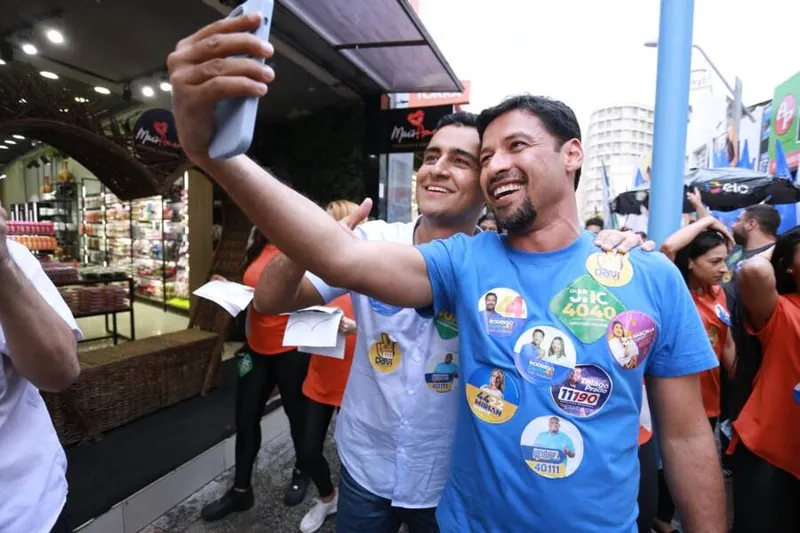 Imagem ilustrativa da imagem CUNHA E JHC FAZEM CAMINHADA NO COMÉRCIO DE MACEIÓ