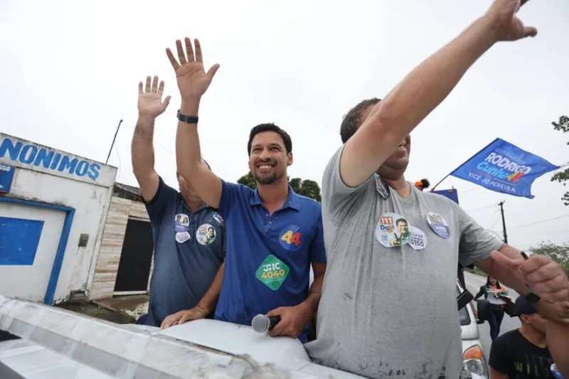Imagem ilustrativa da imagem CUNHA PROMETE INVESTIR EM CAPACITAÇÃO PROFISSIONAL 
ASSESSORIA
Caravana de Rodrigo Cunha percorreu ontem as ruas de municípios da região metropolitana
DA REDAÇÃO
COM ASSESSORIA
O candidato ao governo da coligação Alagoas Merece Mais, Rodrigo Cunha (União), iniciou a agenda de ontem com entrevista concedida à Rádio Pilar FM, no Pilar. Na ocasião, Rodrigo afirmou que a geração de emprego é uma das suas prioridades de governo e que os alagoanos sem qualificação para o mercado receberão capacitação