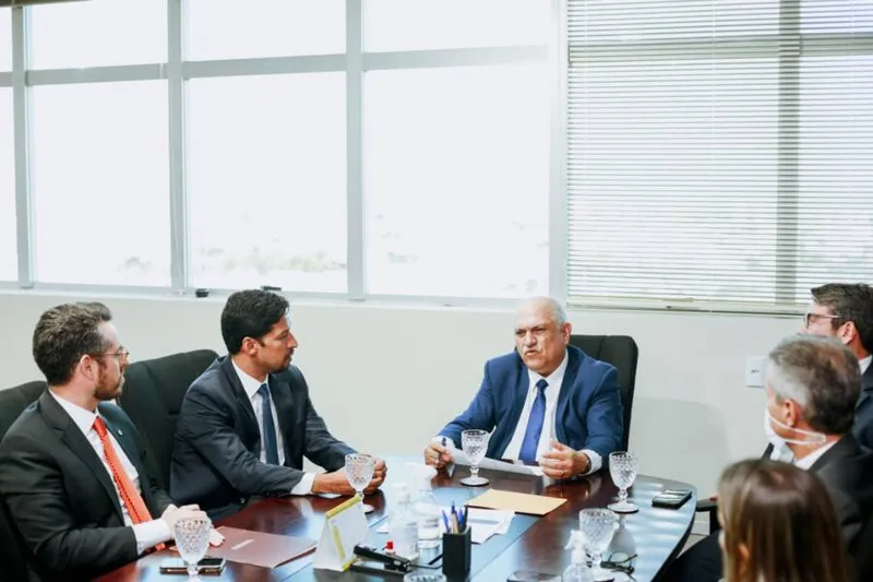 Imagem ilustrativa da imagem CUNHA SE REÚNE COM O PRESIDENTE DO TRE-AL
ASSESSORIA
Rodrigo Cunha esteve ontem na sede do TRE-AL e foi recebido por Otávio Praxedes
DA REDAÇÃO
COM ASSESSORIA
O candidato ao governo de Alagoas Rodrigo Cunha foi recebido na tarde desta segunda-feira (29) pelo presidente do Tribunal Regional de Alagoas (TRE/AL), Otávio Praxedes. Na ocasião, segundo release distribuído pela assessoria de imprensa do candidato, “Cunha parabenizou os membros da Justiça Eleitoral pela agilidade na análise dos processo