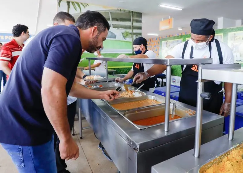 Imagem ilustrativa da imagem DANTAS DIZ QUE CONSTRUIRÁ RESTAURANTES NO INTERIOR
ASSESSORIA
Paulo Dantas almoçou ontem no restaurante popular instalado no Estádio Rei Pelé
DA REDAÇÃO
COM ASSESSORIA
O governador de Alagoas e candidato à reeleição, Paulo Dantas (MDB), almoçou nesta quinta-feira (8), no Restaurante Popular do Estádio Rei Pelé, e prometeu abrir três novos unidades no interior do estado. 
Segundo release distribuído por sua assessoria de imprensa, o Programa Restaurante Popular “faz parte do Pacto Contra a Fome,