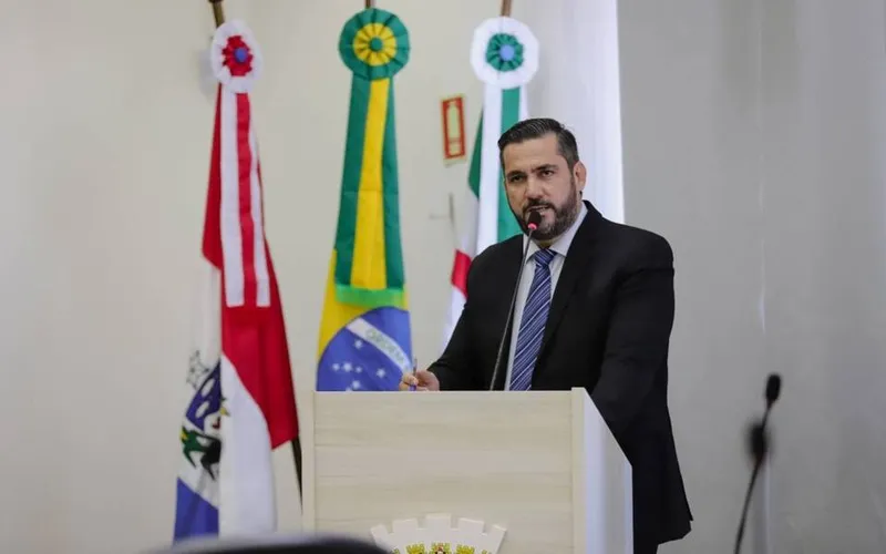 Imagem ilustrativa da imagem DIAS PROTOCOLA PEDIDO DE IMPEACHMENT CONTRA LESSA POR ABANDONO DE CARGO