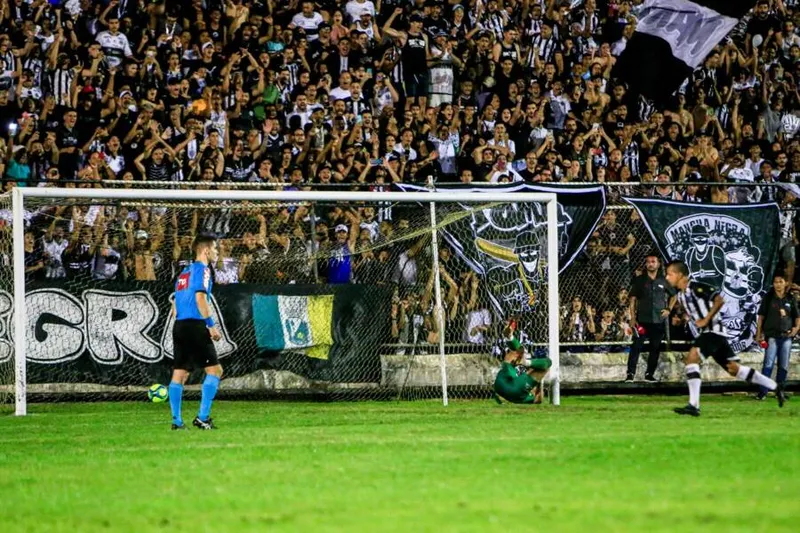 Diante da massa alvinegra, Didira foi o grande herói do Fantasma ao marcar o gol da classificação sobre Estrelão