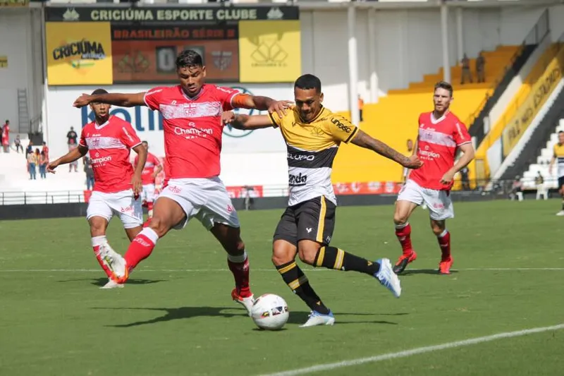 No jogo de ida entre CRB e Criciúma, em Santa Catarina, o Galo não foi feliz e perdeu por 3x0