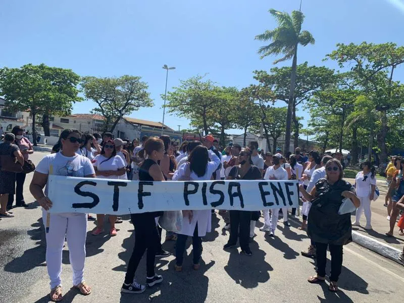 Com cartazes e gritos de “Queremos nosso piso”, os profissionais chamaram atenção
