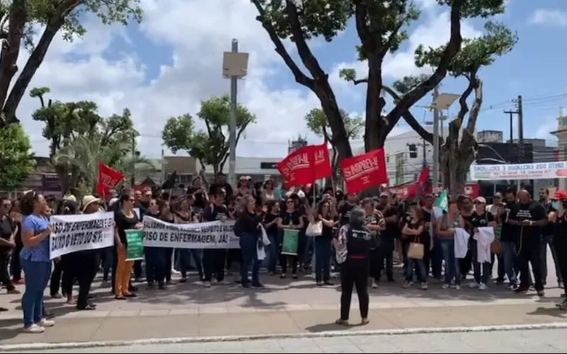 Imagem ilustrativa da imagem ENFERMEIROS PROTESTAM CONTRA DECISÃO DO STF
ROGÉRIO COSTA
ESTAGIÁRIO
Profissionais de enfermagem de Alagoas e de todo o País promoveram protestos, nesta quarta-feira (21) contra a suspensão do piso salarial da categoria, decidida, na semana passada, pelo Supremo Tribunal Federal (STF). Em todas as capitais, houve movimentação dos enfermeiros, que, inclusive, em algumas cidades, decretaram paralisação nacional por 24 horas.
Em Maceió, representantes do Sineal (Sindicato dos Enfermeiros de Alagoas