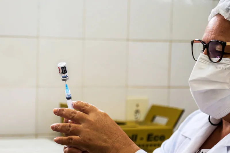 Os testes clínicos, ou seja, os testes de uma vacina em humanos, incluem três fases antes de registro ser solicitado