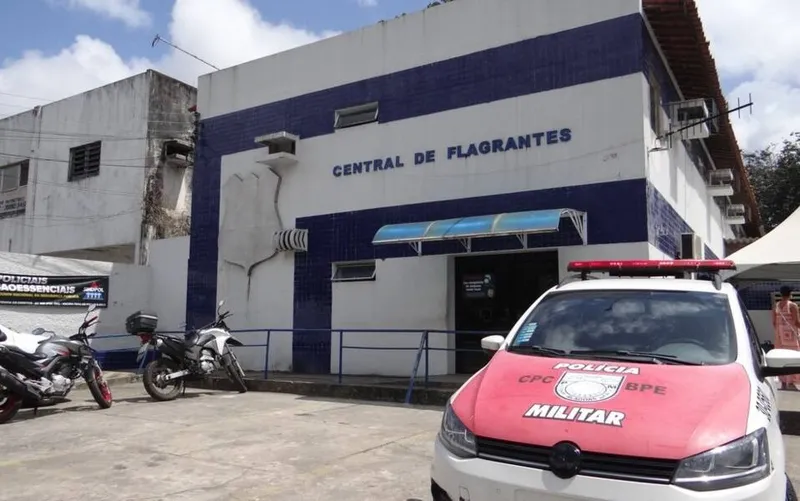 Servidores do judiciário desconfiaram do suspeito e acionaram a Polícia Militar, que o conduziu à Central de Flagrantes