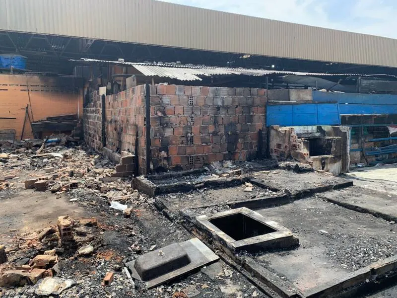 Apesar de ninguém se ferir, incêndio no Mercado da Produção deixou rastro de destruição