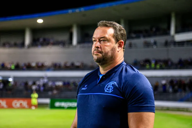 Em todos os cinco jogos em que Roberto Fernandes esteve no banco de reservas, Azulão não perdeu nenhum