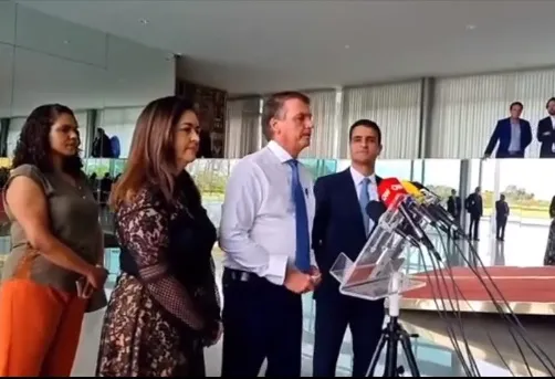 Imagem ilustrativa da imagem JHC OFICIALIZA APOIO A BOLSONARO NO 2º TURNO E ASSUMIRÁ COMANDO DO PL NO ESTADO
REPRODUÇÃO
JHC esteve ontem com Bolsonaro em Brasília para formalizar seu apoio ao presidente na campanha à reeleição
JONATHAS MARESIA
REPORTER
O presidente Bolsonaro (PL) ganhou, nesta sexta-feira (7), o apoio formal do prefeito de Maceió, JHC, na disputa pelo segundo turno da Presidência da República. O gestor da capital alagoana vai assumir o comando do diretório estadual do Partido Liberal.
“Todas as realizações