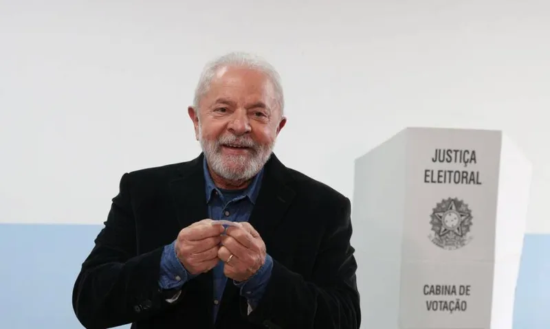 Imagem ilustrativa da imagem LULA DIZ QUE 2º TURNO PERMITIRÁ MAIS DEBATE
ASSESSORIA
Segundo Lula, o momento é de buscar apoio de todas as forças políticas possíveis
AGÊNCIA BRASIL

O  candidato a presidente Luiz Inácio Lula da Silva (PT) se reuniu com a coordenação de campanha da Coligação Brasil da Esperança, em São Paulo (SP), na tarde desta segunda-feira (3), para traçar as estratégias de campanha para o segundo turno das eleições presidenciais, que ocorrem no dia 30. 
Lula disse que o segundo turno será um momento de ma