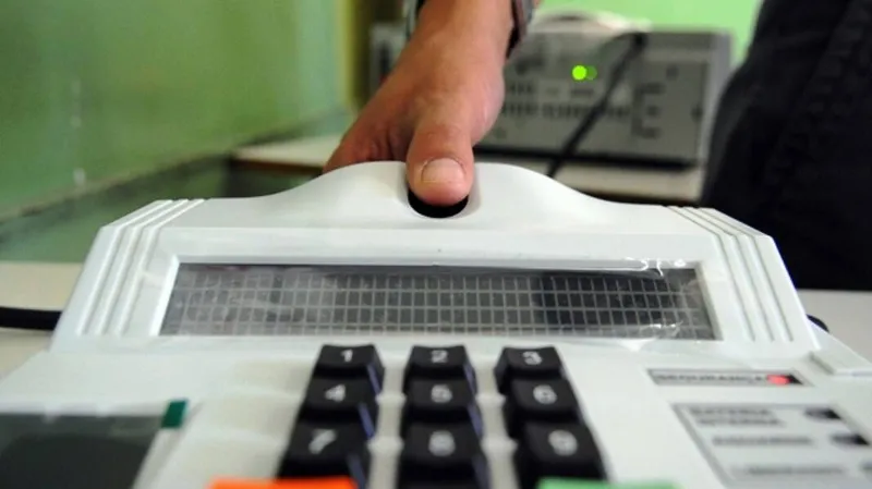 Imagem ilustrativa da imagem MAIS DE 150 MIL ELEITORES SEM BIOMETRIA PODERÃO VOTAR EM AL
DIVULGAÇÃO
Mais de 2,1 milhões de eleitores alagoanos já possuem o cadastro biométrico
MARIANE RODRIGUES
REPORTER
Alagoas tem 150.960 alagoanos que não possuem biometria, ou seja, a identificação por impressões digitais a serem captadas momentos antes de o eleitor ir para a cabine de votação. Os dados são do Tribunal Superior Eleitoral (STE). De acordo com o órgão, ainda assim, os eleitores sem esse mecanismo podem votar.
Ao todo, Alago