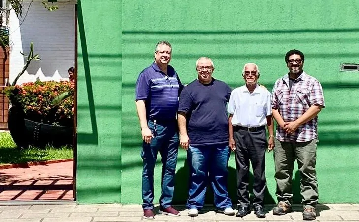 Em frente ao prédio onde será a igreja, os pastores Lon, Derival, Jonas Bispo e Gilberto