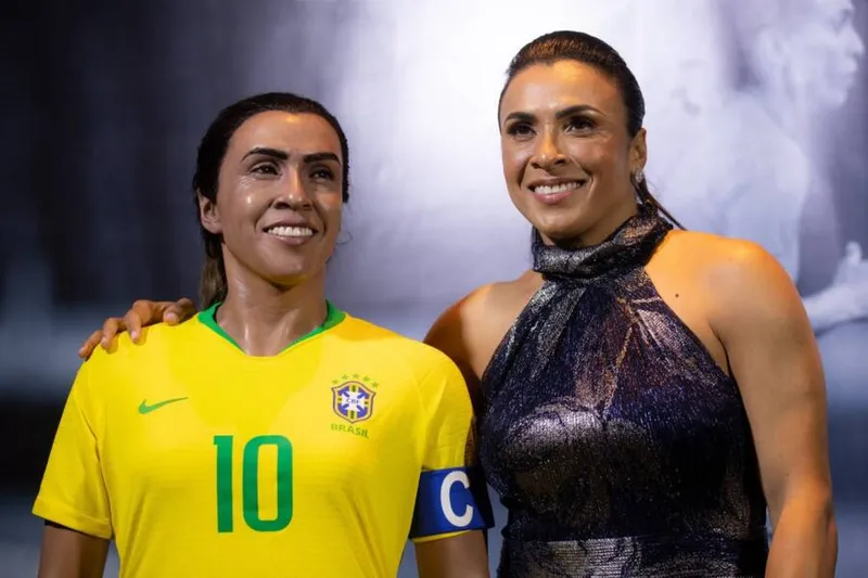 Marta posa ao lado de sua estátua de cera, inaugurada nessa quinta (8), no Museu da Seleção Brasileira