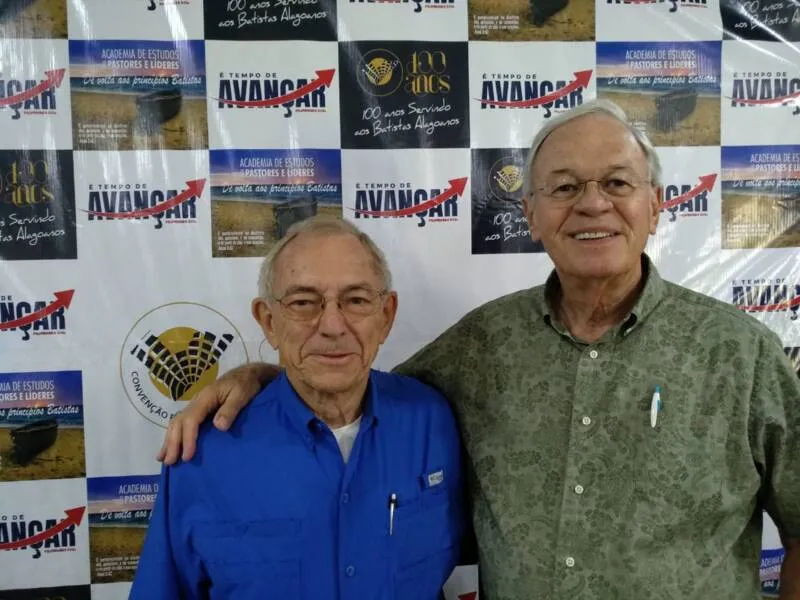 Missionário Everett Kendall (E) e o pastor Rob White, que participam da Academia de Estudos