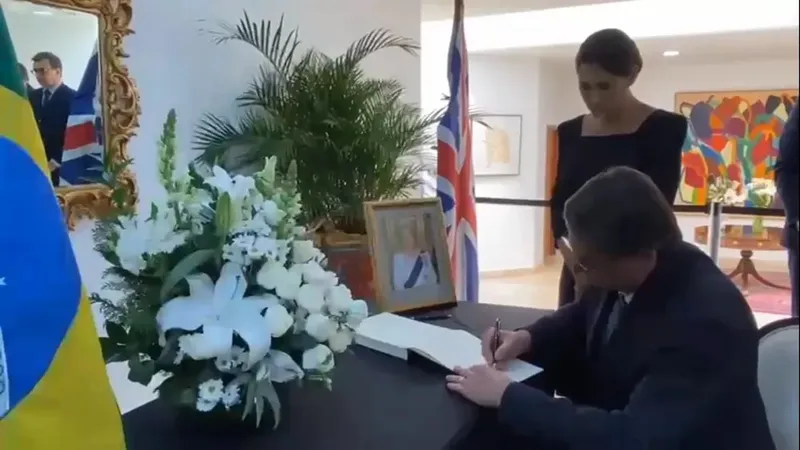 Imagem ilustrativa da imagem MORTE DE ELIZABETH II: BOLSONARO ASSINA LIVRO DE CONDOLÊNCIAS