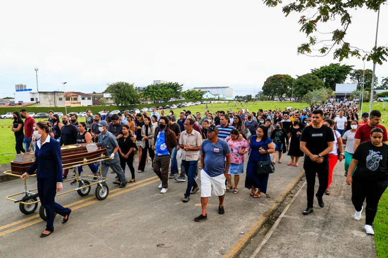 Pais, amigos, parentes e colegas de profissão se despedem da motorista Amanda Pereira