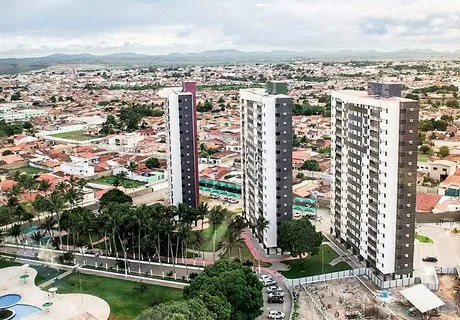 Corpo de mulher foi encontrado coberto por uma lona plástica em terreno do município de Arapiraca, no Agreste