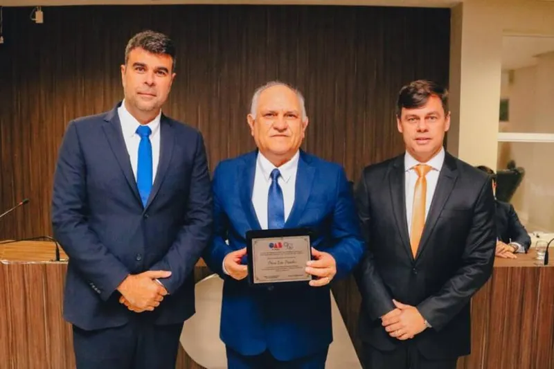 Imagem ilustrativa da imagem OAB-AL HOMENAGEIA PRESIDENTE DO TRE E JUIZ DURANTE LANÇAMENTO DE OBSERVATÓRIO
ASSESSORIA
Otávio Praxedes e o juiz Hélio Pinheiro receberam homenagem da Ordem dos Advogados
DA REDAÇÃO
COM ASSESSORIA
O presidente do Tribunal Regional Eleitoral de Alagoas (TRE/AL), desembargador Otávio Leão Praxedes, e o juiz auxiliar Hélio Pinheiro Pinto foram homenageados pela Ordem dos Advogados do Brasil, seccional Alagoas (OAB/AL), na terça-feira (9), durante solenidade de lançamento do Observatório Eleitoral