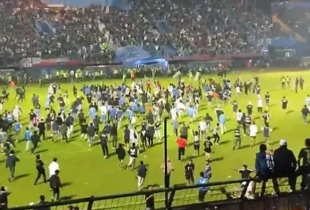 Jogo de futebol na Indonésia terminou em tragédia na noite de sábado (1º), com vários torcedores mortos