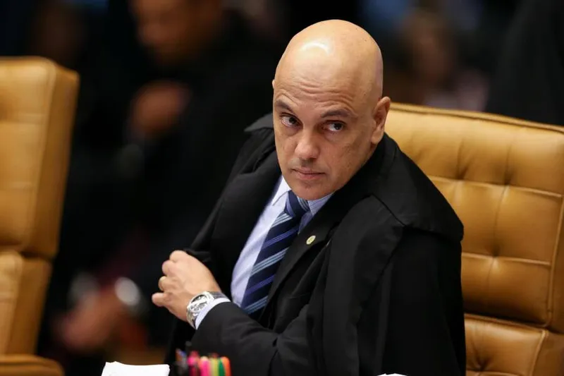 Imagem ilustrativa da imagem PF CUMPRE MANDADOS CONTRA EMPRESÁRIOS POR SUPOSTAS MENSAGENS GOLPISTAS
AGÊNCIA BRASIL
A operação policial foi autorizada pelo presidente do Supremo Tribunal Federal, ministro Alexandre de Moraes
ALEX RODRIGUES
AGÊNCIA BRASIL
Policiais federais de cinco estados cumpriram ontem oito mandados de busca e apreensão em endereços ligados a empresários que participavam de um grupo de WhatsApp, onde teriam sido compartilhadas mensagens favoráveis a um golpe de Estado caso o candidato do PT à Presidência
