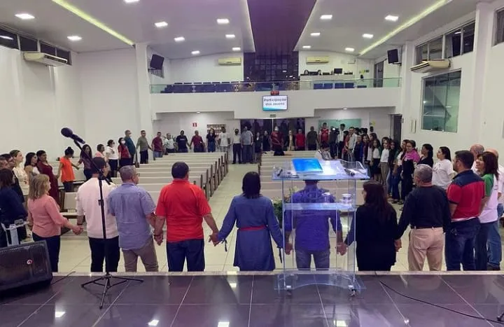 Membros da igreja estiveram reunidos para orar em gratidão a Deus pelas inúmeras bênçãos nesses 44 anos