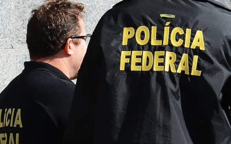 Imagem ilustrativa da imagem POLÍCIA FEDERAL CUMPRE MANDADOS EM MACEIÓ, BARRA DE SÃO MIGUEL E MARECHAL
GREYCE BERNARDINO
REPÓRTER
A Polícia Federal (PF) deflagrou, nesta quinta-feira (25), a OPERAÇÃO “PALUDE 2”, em Alagoas (Maceió, Barra de São Miguel e Marechal Deodoro) e mais 4 Estados, como forma de aprofundar a coleta de provas sobre a atuação de possível organização criminosa especializada no desvio de recursos públicos.
O trabalho investigativo teve início no ano de 2020, com a finalidade de apurar supostos desvios de
