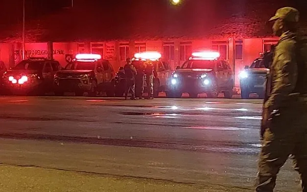 Pelo menos treze pessoas foram presas durante operação realizada nesta quarta-feira (24)