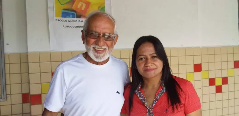 Pastor Társis conversou com a diretora da escola Rosilda Ferreira: “Ela pediu que eu orasse por ela”