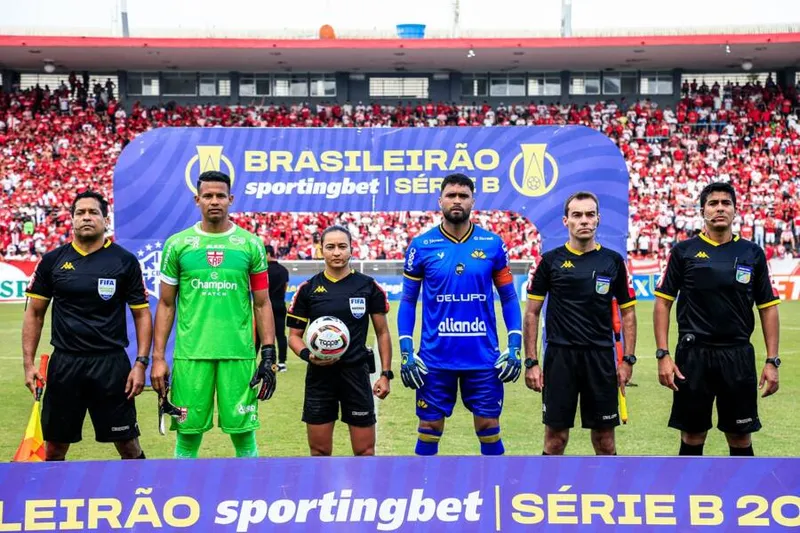 Edina, do quadro da FIFA, anotou na súmula xingamentos partindo da torcida regatiana