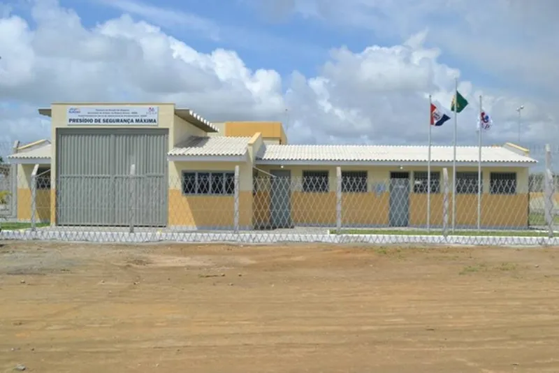 Preso conseguiu escapar pela porta da frente do Presídio de Segurança Máxima, em Maceió