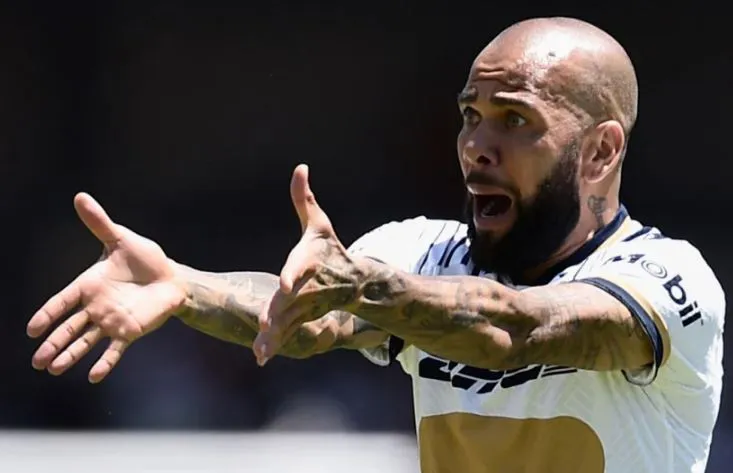 Daniel Alves se manifestou sobre anúncio do Pumas de que ele tem uma possível contusão