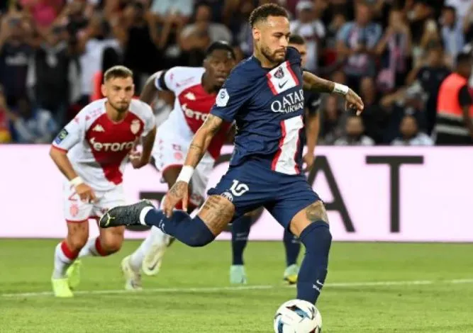 Brasileiro Neymar é alvo do Chelsea na reta final da janela de transferência