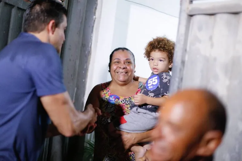 Imagem ilustrativa da imagem RUI ANUNCIA QUE NÃO VAI USAR FOGOS DE ARTIFÍCIOS NA CAMPANHA
ASSESSORIA
Candidato Rui Palmeira diz que sua campanha não mais usará fogos de artifício
DA REDAÇÃO
COM ASSESSORIA
Em respeito às crianças – principalmente as que possuem Transtorno do Espectro do Autismo (TEA) –, aos idosos e aos animais, o candidato Rui Palmeira (PSD) anunciou que não fará uso de fogos de artifício durante sua campanha para o governo de Alagoas. O anúncio da decisão foi dado nesta quarta-feira (24).
“Quero parabeniza